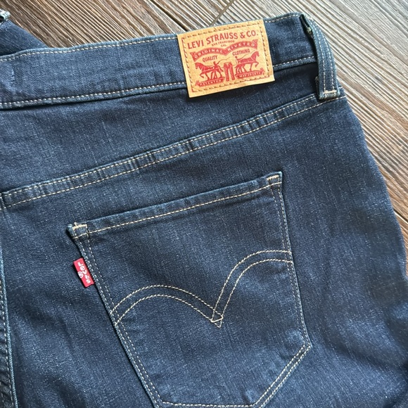 NWOT Levi's Dark Blue Classic Bootcut Jeans - Size 18. - Picture 4 of 6